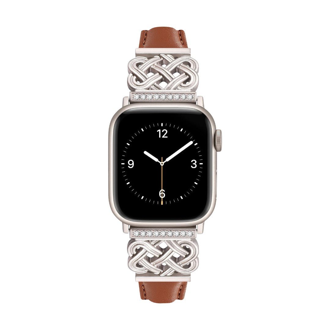 Bracelet Apple Watch en cuir marron avec motif tressé métal argenté et accents zircon, style noeud celtique élégant.