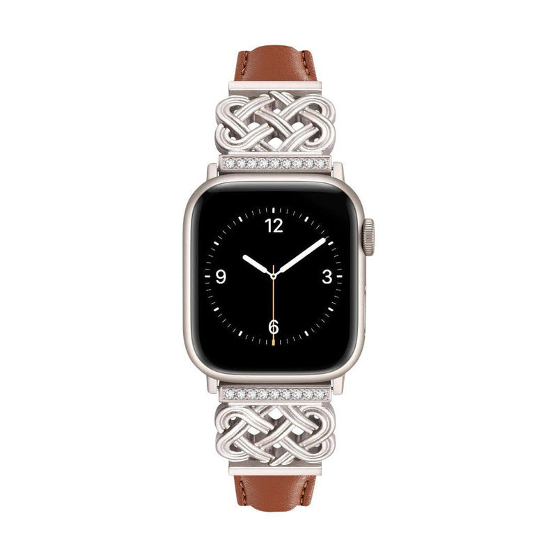 Bracelet Apple Watch en cuir marron avec motif tressé métal argenté et accents zircon, style noeud celtique élégant.