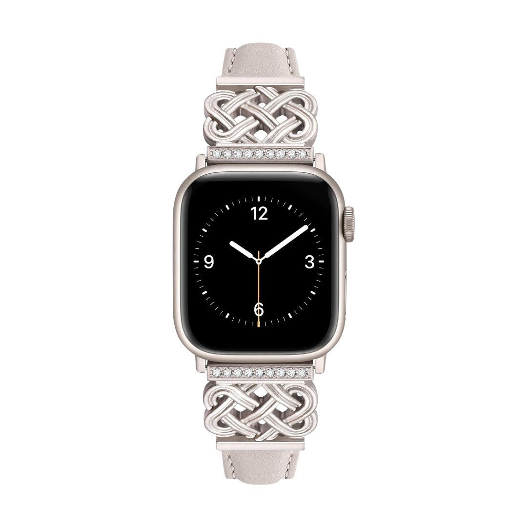 Bracelet Apple Watch beige en cuir avec motifs tressés celtiques en métal orné de zircons blancs.