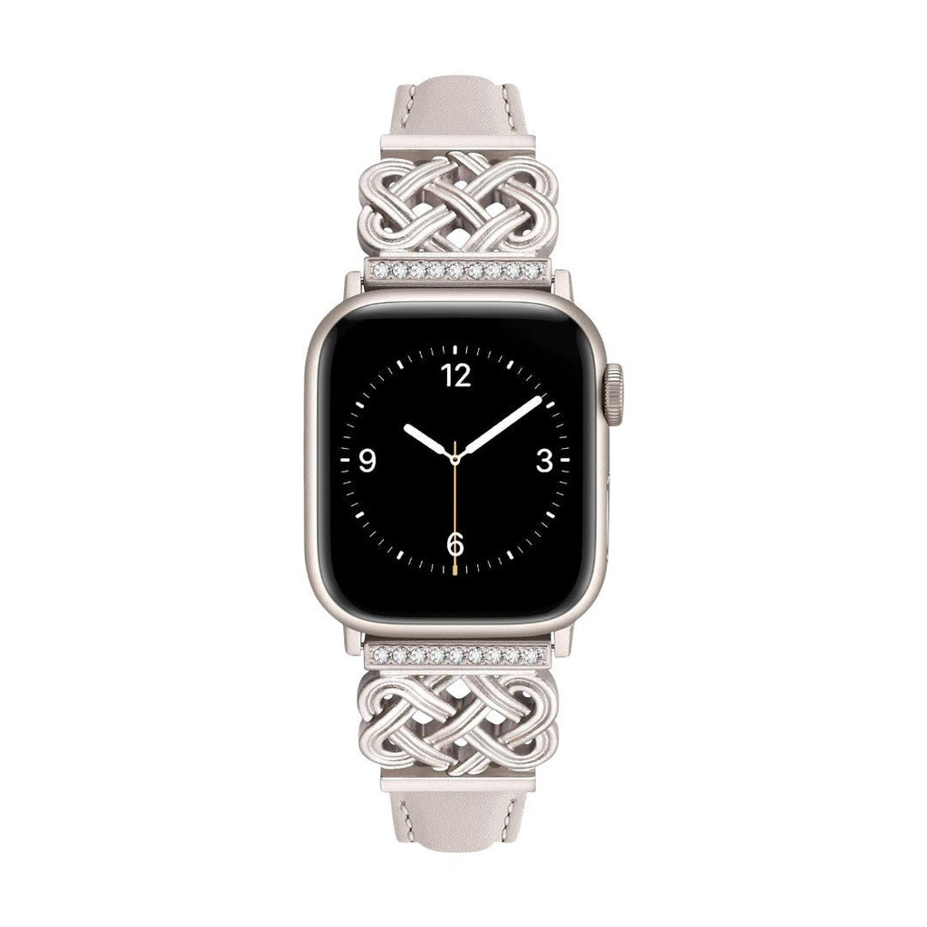 Bracelet Apple Watch beige en cuir avec motifs tressés celtiques en métal orné de zircons blancs.