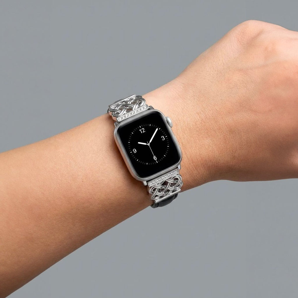 Bracelet Apple Watch en cuir gris tressé avec détails en métal argenté orné de zircons et nœud celtique élégant.