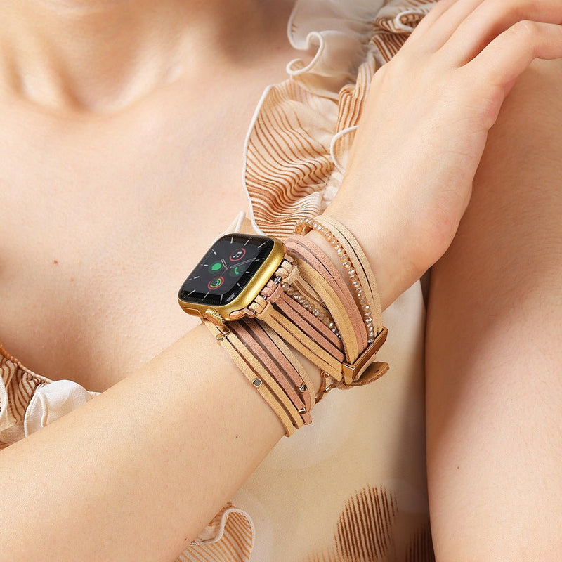 Bracelet multi-rangs pour Apple Watch en cuir suédé beige avec petites perles dorées, style bohème chic.
