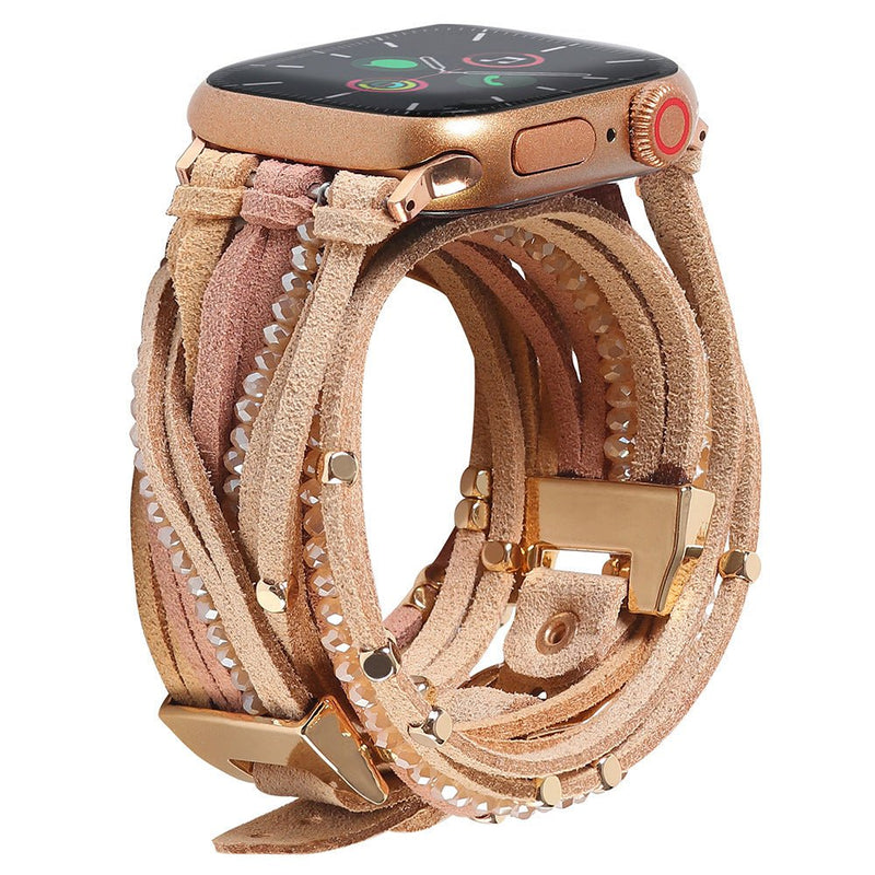 Bracelet multi-rangs en cuir suédé beige et rose avec perles blanches, boucle dorée, style bohème chic pour Apple Watch.
