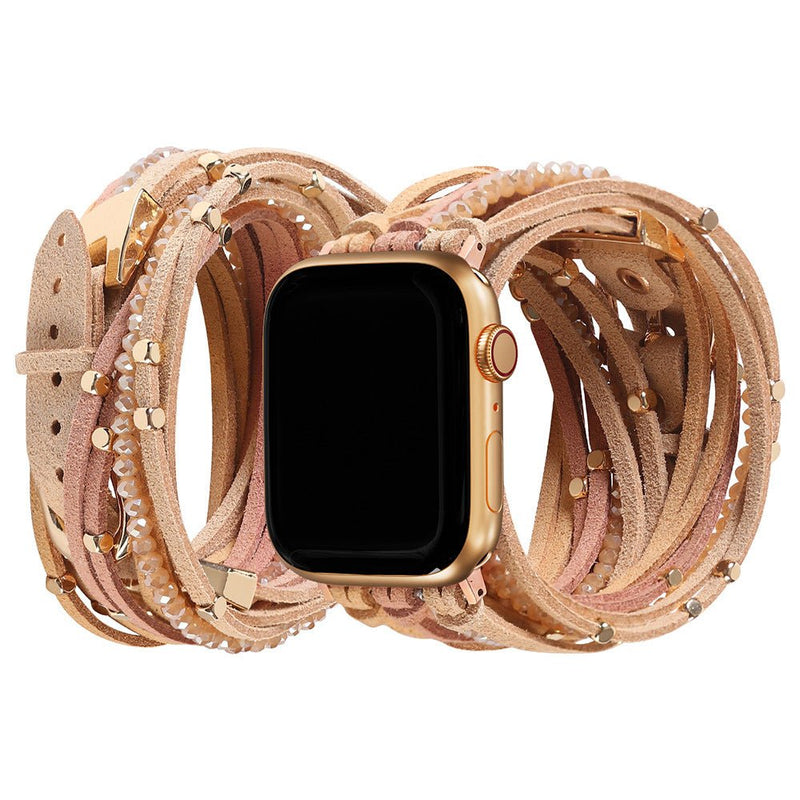 Bracelet multi-rangs pour Apple Watch en cuir suédé rose poudré avec perles dorées et détails tressés style bohème chic.