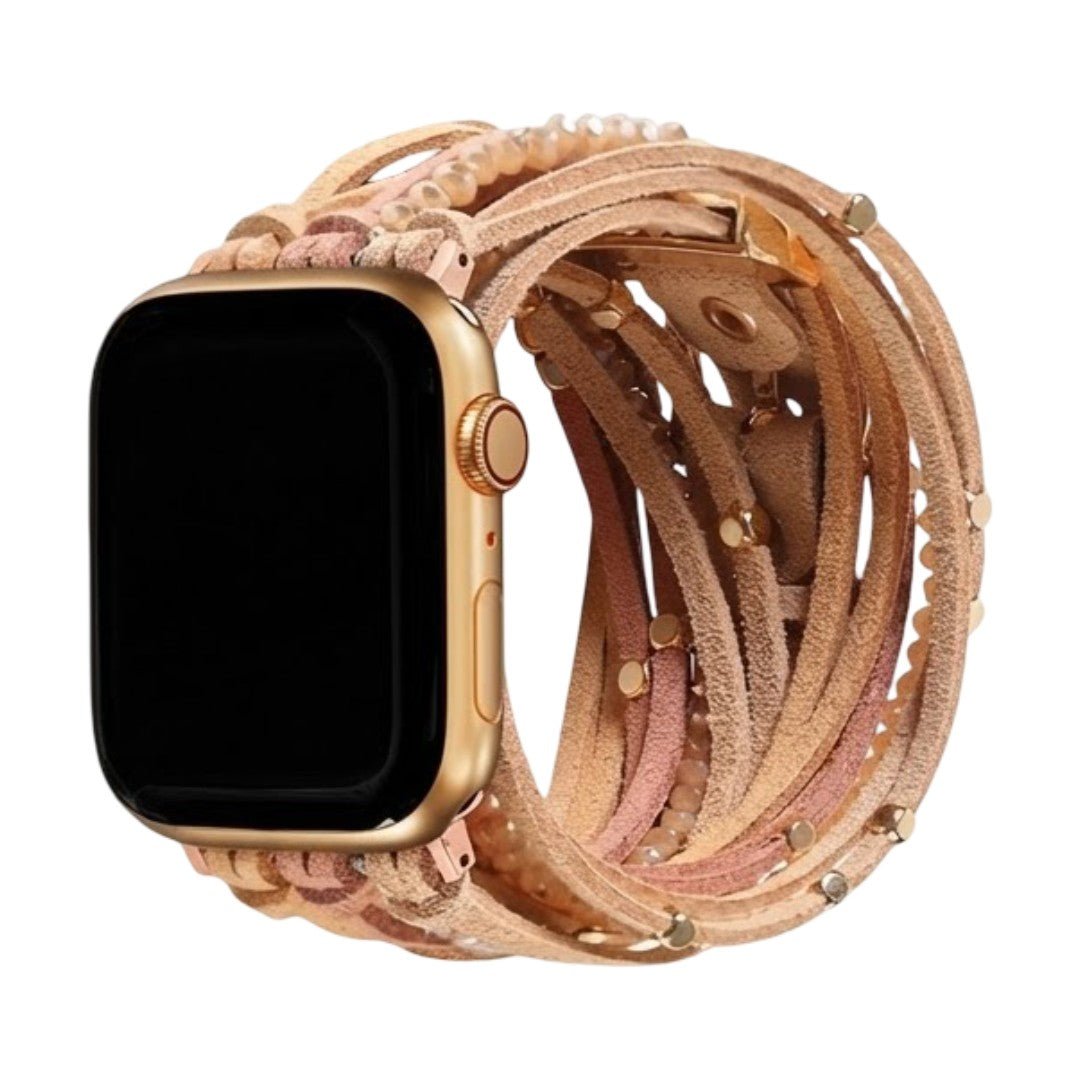 Bracelet multi-rangs pour Apple Watch en cuir suédé beige avec petites perles dorées, style bohème chic.