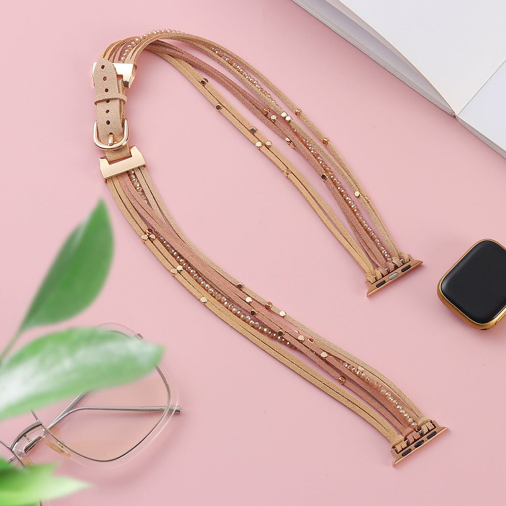 Bracelet pour Apple Watch en cuir beige multi-rangs avec lanières suédées et perles dorées, style bohème chic.