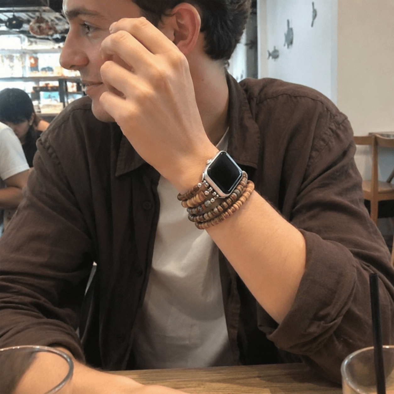Brazalete Apple Watch multihilera, que combina la elegancia de la madera natural y el brillo de la turquesa africana, modelo Yidza