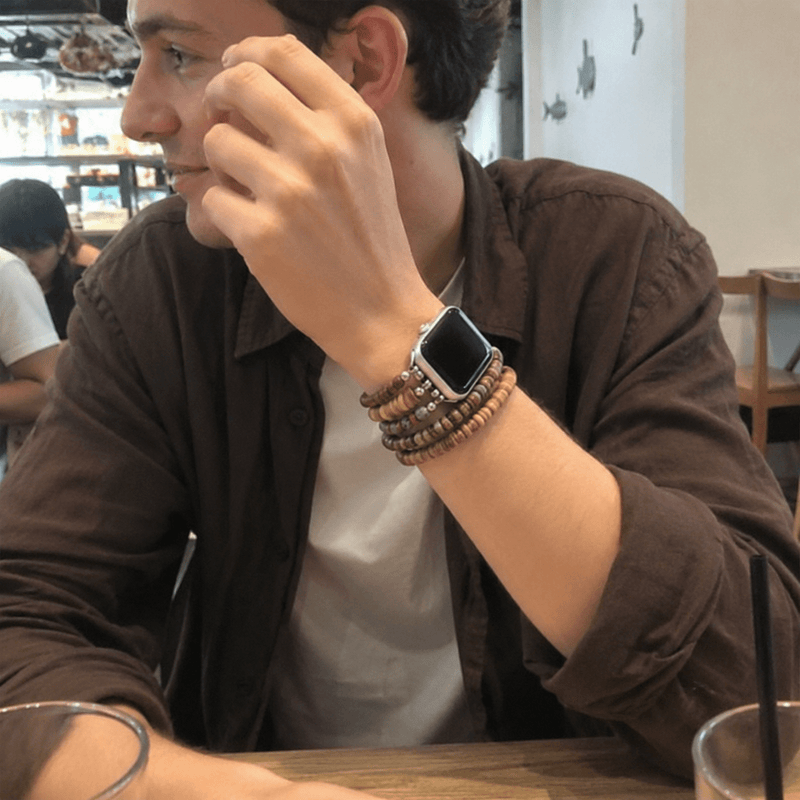 Brazalete Apple Watch multihilera, que combina la elegancia de la madera natural y el brillo de la turquesa africana, modelo Yidza