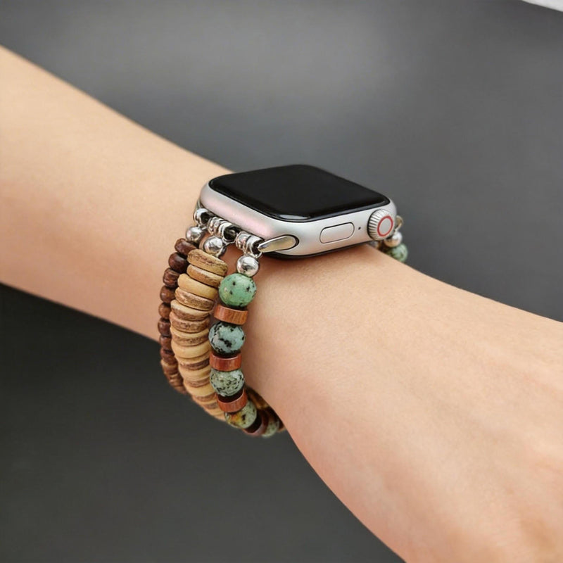 Brazalete Apple Watch multihilera, que combina la elegancia de la madera natural y el brillo de la turquesa africana, modelo Yidza