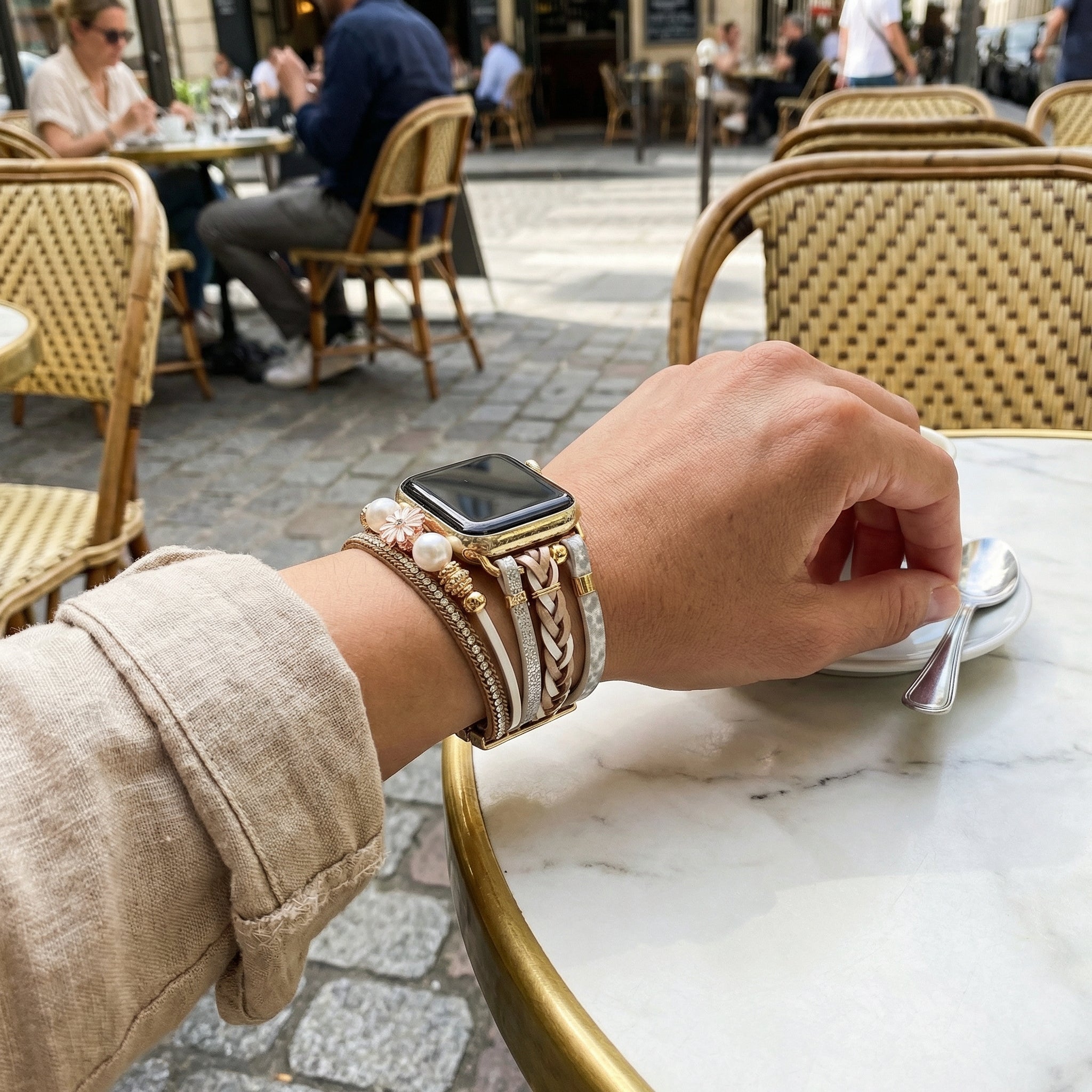 Bracelet Apple Watch, multi-rangs, charm fleur, pour femme, modèle Liberta