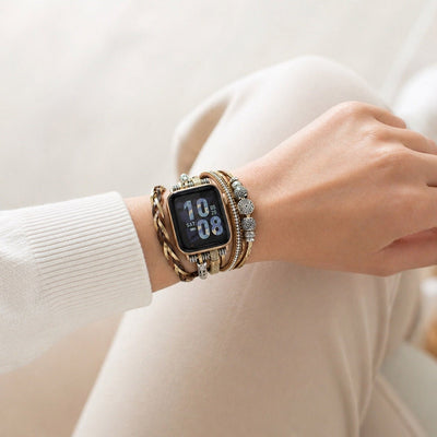 Bracelet Apple Watch multi-rangs doré, bijou de poignet ajustable, lanières tressées et perles métalliques, accessoire élégant pour montre connectée, finition brillante et texturée, modèle Rédine