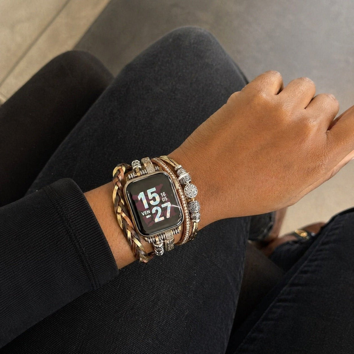 Bracelet Apple Watch multi-rangs doré, bijou de poignet ajustable, lanières tressées et perles métalliques, accessoire élégant pour montre connectée, finition brillante et texturée, modèle Rédine