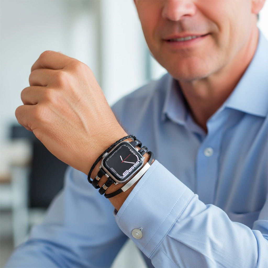 Bracelet multi-rangs pour Apple Watch en simili cuir noir tressé avec détails métal argenté et plaque personnalisable.