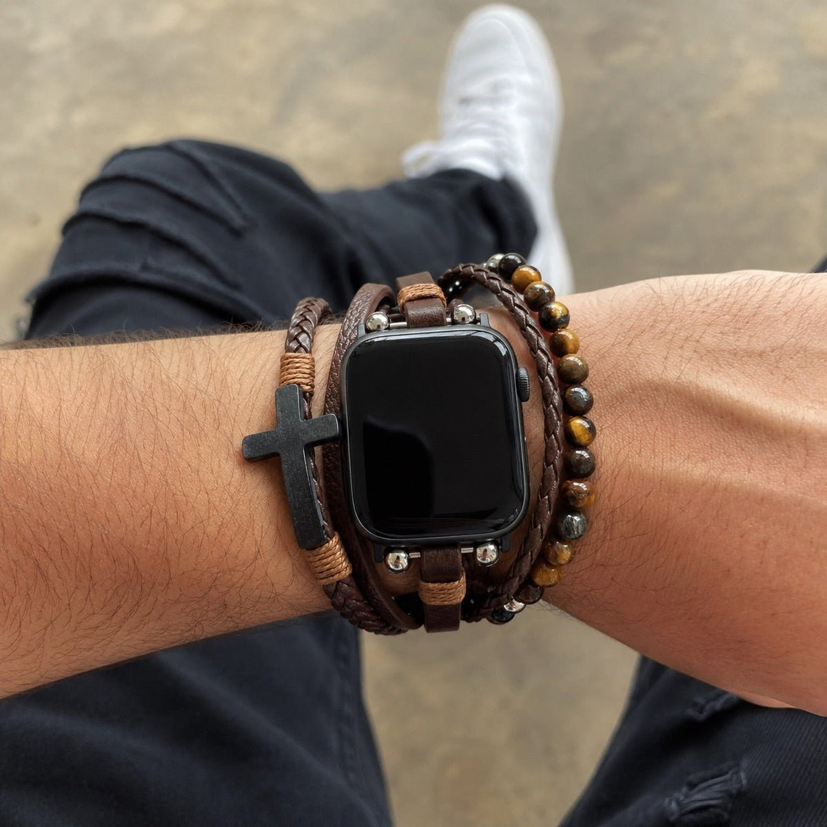 Apple Watch-armband med flera rader, tigeröga-pärlor och svart kors, veganskt konstläder, justerbart spänne, modell Caleb