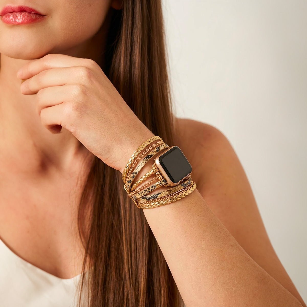 Bracelet multi-rangs effet serpent doré en simili vegan avec chaînes, fermoir boucle pour Apple Watch.