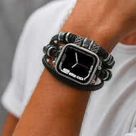 Bracelet multi-rangs noir en lanière tressée avec perles en acier, style masculin ajustable, porté avec Apple Watch.