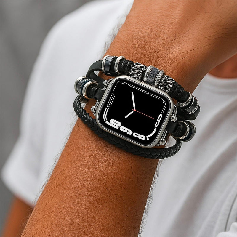 Bracelet multi-rangs noir en lanière tressée avec perles en acier, style masculin ajustable, porté avec Apple Watch.