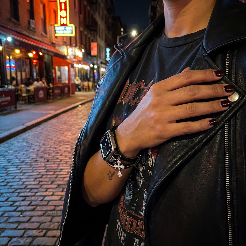 Apple Watch Multireihen-Armband für Damen, Armband aus Kunstleder mit christlichem Kreuz, verstellbare Clip-Glieder, Modell Stravada
