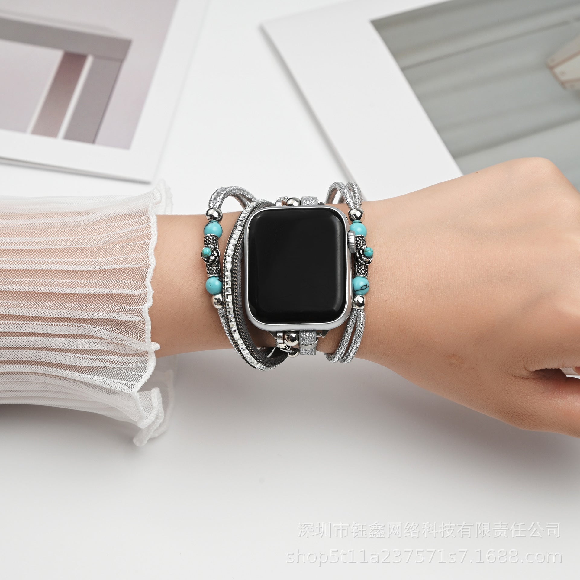 Bracelet multirangs pour Apple Watch avec perles turquoise, cordes argentées brillantes et fermoir métallique.