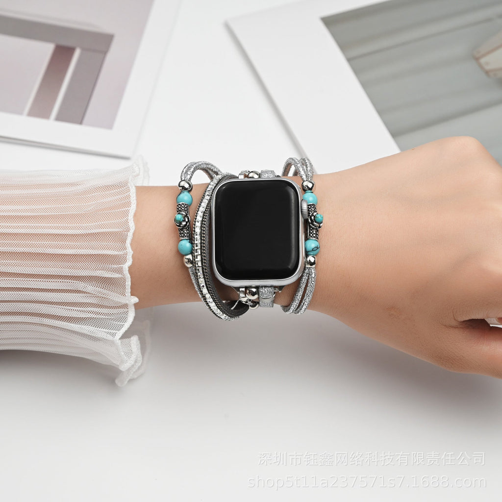 Bracelet multirangs pour Apple Watch avec perles turquoise, cordes argentées brillantes et fermoir métallique.