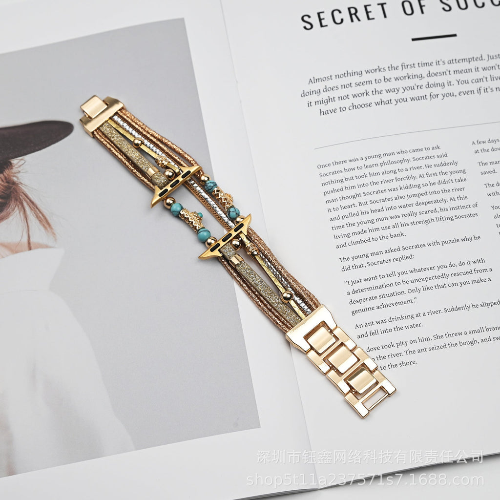 Bracelet Apple Watch multirangs chic avec perles turquoise, cordes brillantes et fermoir doré rectangulaire.