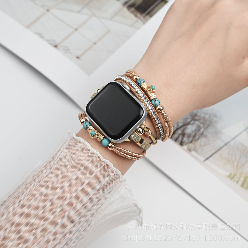 Bracelet Apple Watch multirangs avec perles turquoise, cordes beige brillantes, style chic et délicat.