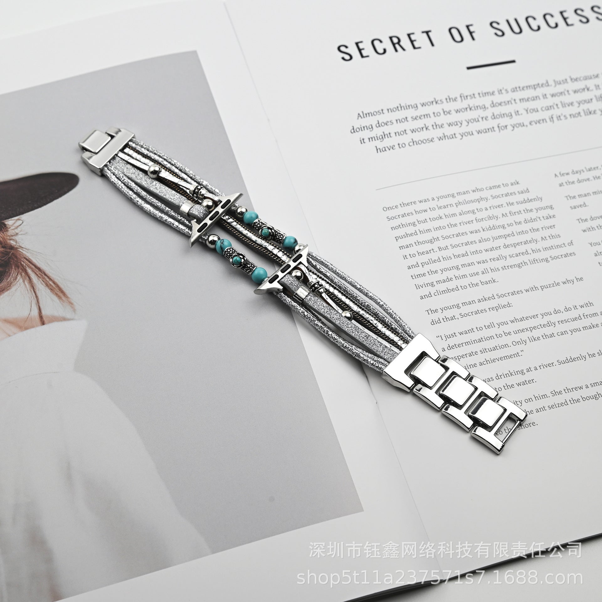 Bracelet Apple Watch multirangs avec perles turquoise et cordes argentées brillantes, fermoir métallique robuste.