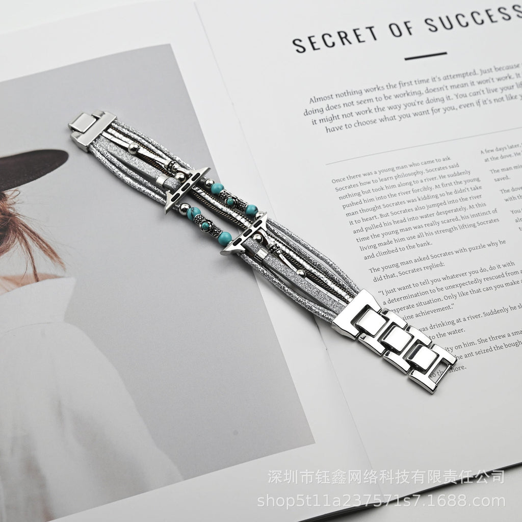 Bracelet Apple Watch multirangs avec perles turquoise et cordes argentées brillantes, fermoir métallique robuste.