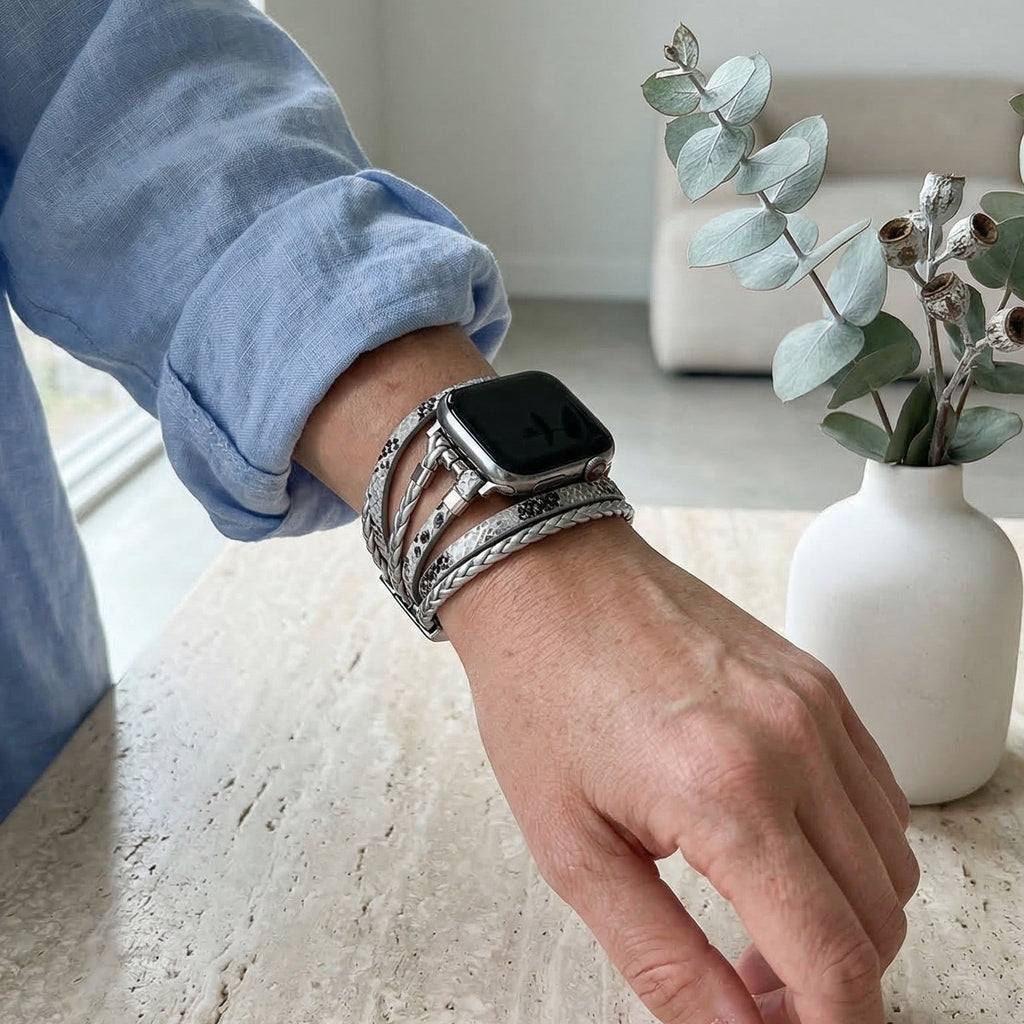 Apple Watch Armband Luziane, mehrreihig aus veganem Kunstleder, geflochtene und reptilienartige Textur, verstellbarer Edelstahlverschluss, eleganter Alltagsstil