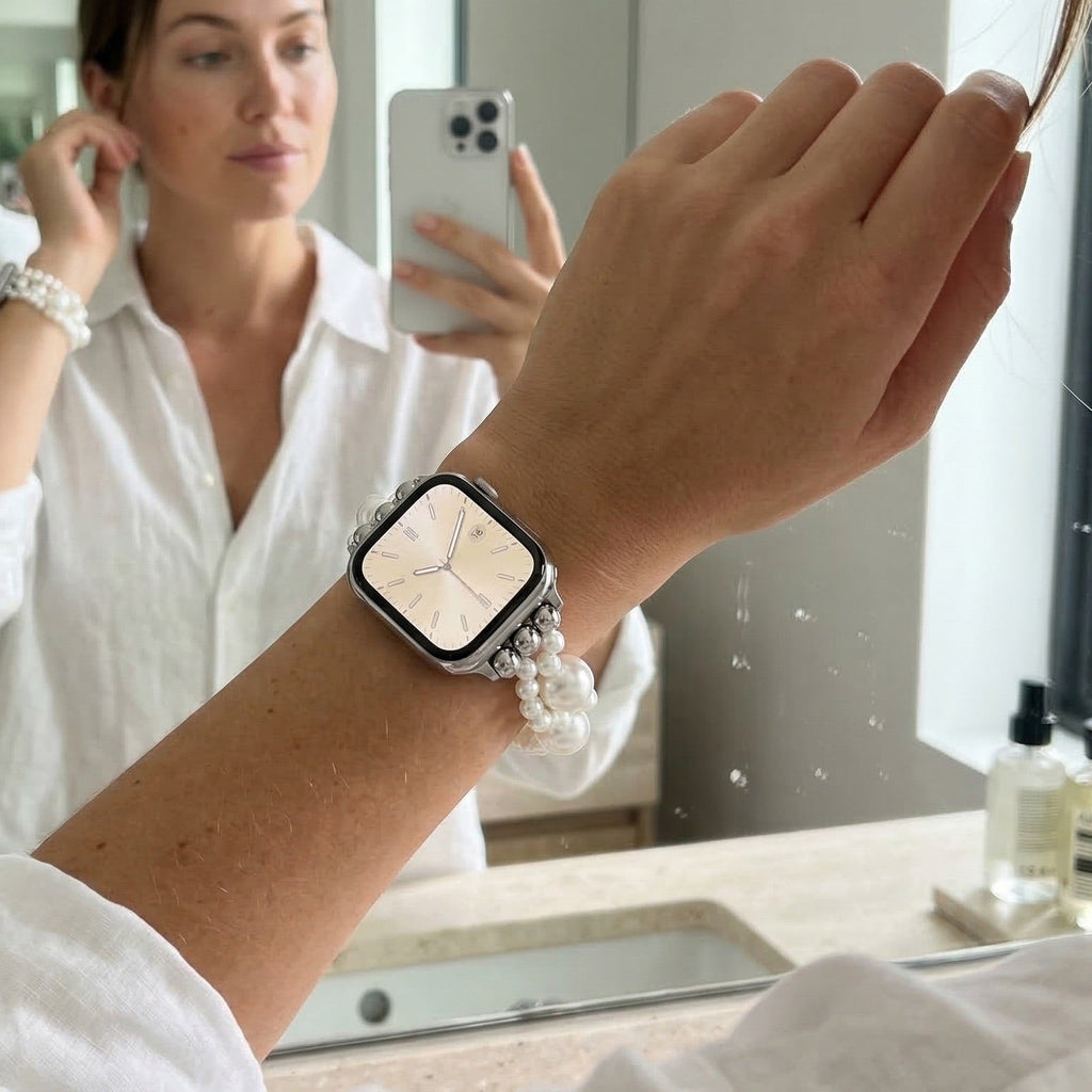 Bracelet Apple Watch perles blanches élastique, bijou élégant, style raffiné et féminin, modèle Perline