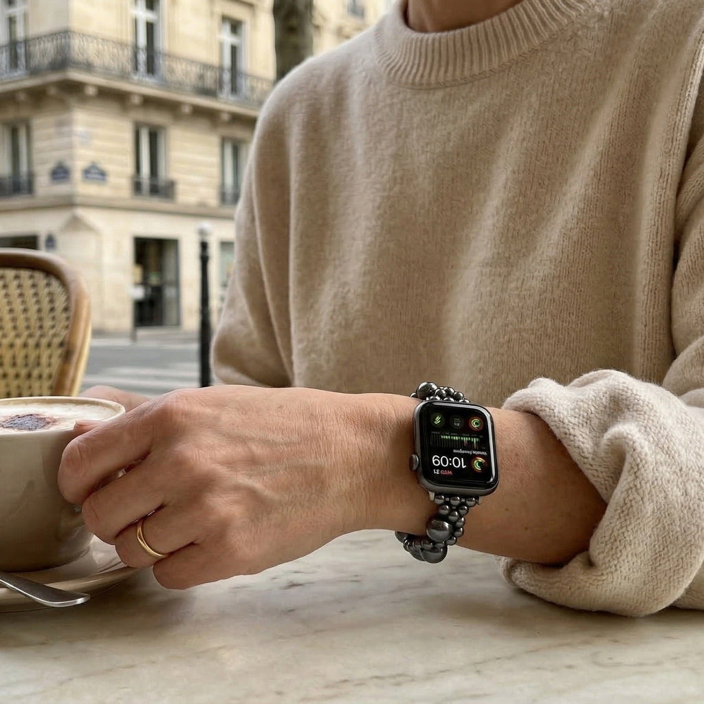 Bracelet Apple Watch perles blanches élastique, bijou élégant, style raffiné et féminin, modèle Perline