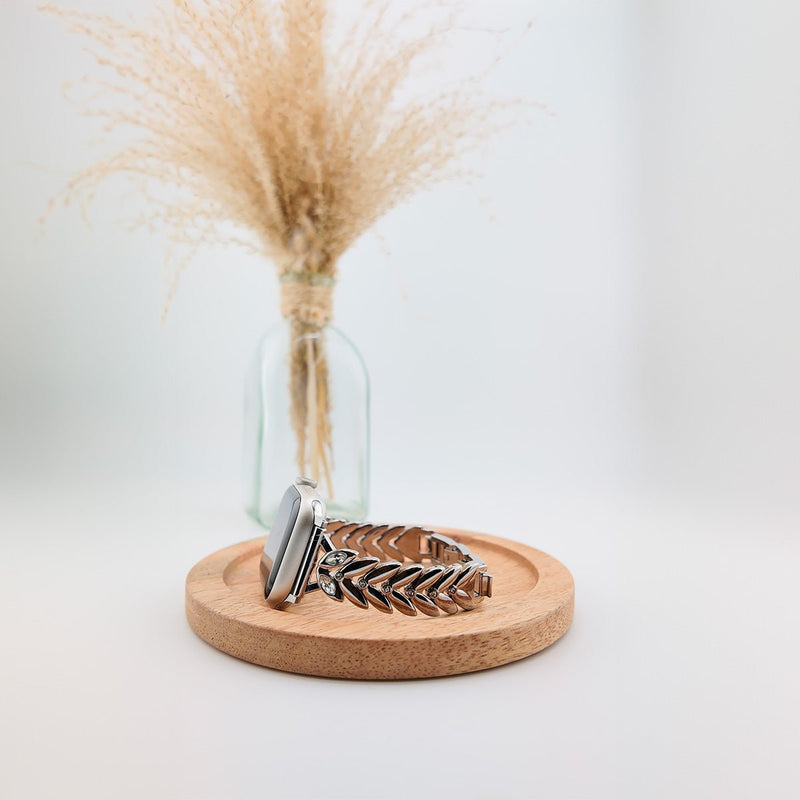 Bracelet Apple Watch féminin en métal argenté, design feuilles imbriquées, style chic.