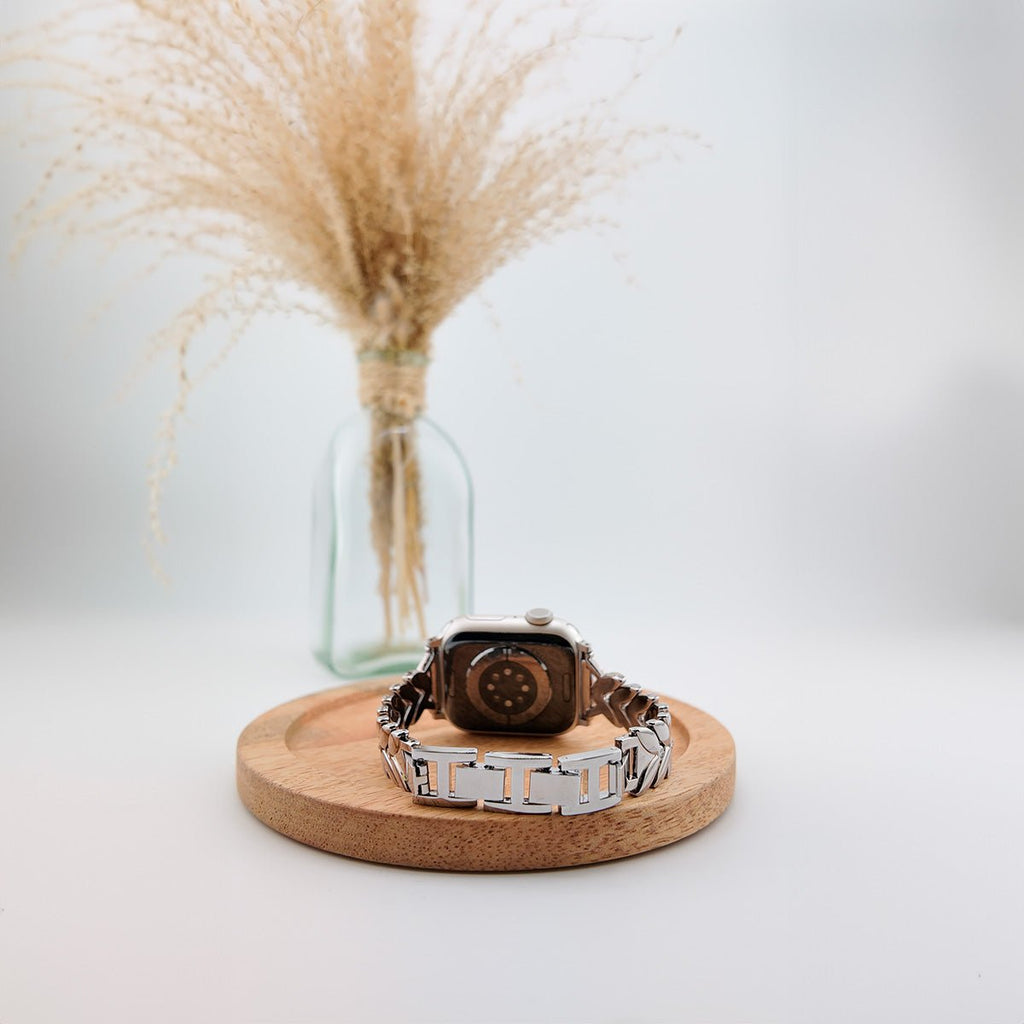 Bracelet pour Apple Watch femme, feuilles imbriquées en métal argenté, style chic et élégant.