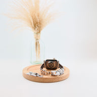 Bracelet pour Apple Watch femme en cuir marron avec motif feuilles imbriquées, style chic.