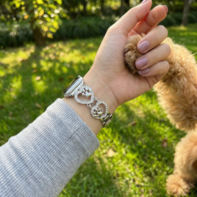 Bracelet Apple Watch pour femme, maille en alliage avec motif cœur, bijou avec empreinte de patte, accessoire élégant pour montre connectée, cadeau idéal pour amoureuse des animaux, modèle Patoune