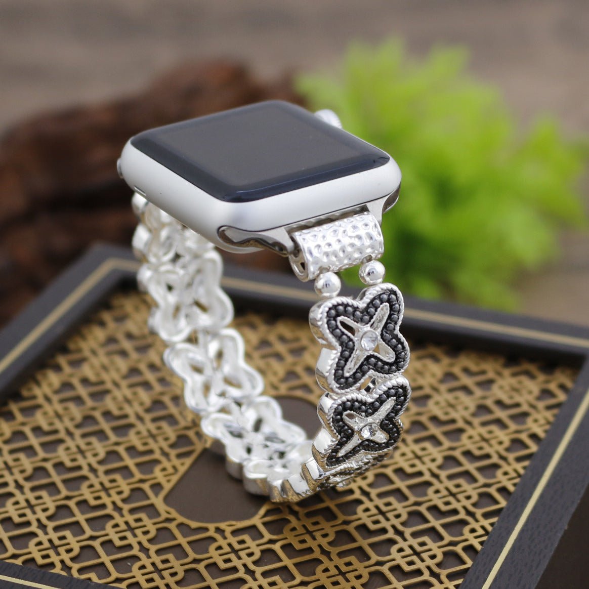 Apple Watch Armband mit durchbrochenem Blumenmuster, Strasssteinen und zweifarbiger Ausführung, Modell Harpie