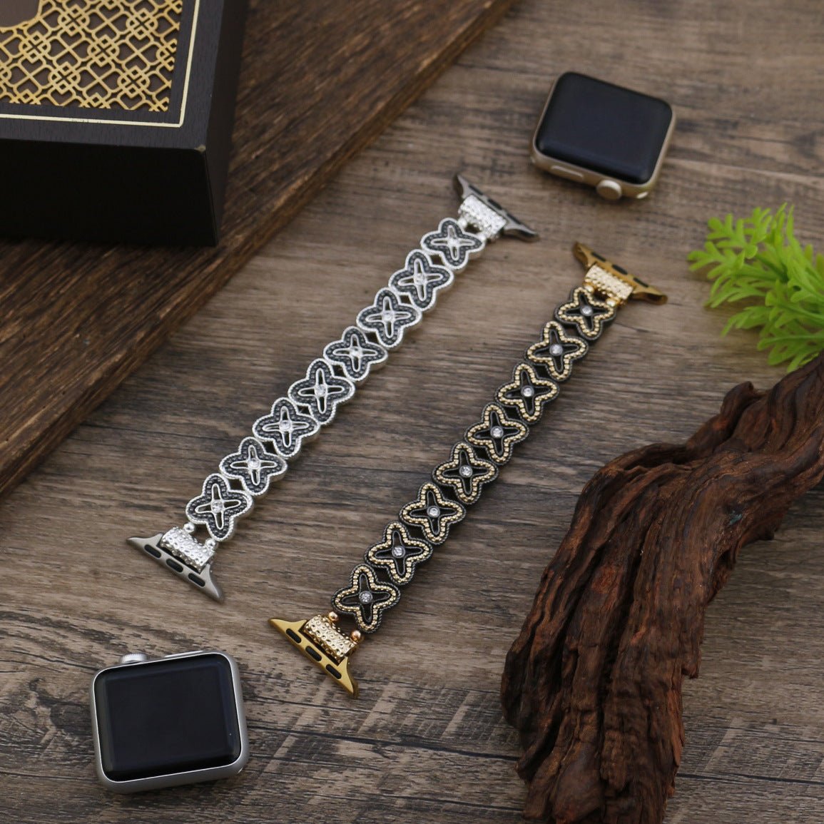 Apple Watch Armband mit durchbrochenem Blumenmuster, Strasssteinen und zweifarbiger Ausführung, Modell Harpie