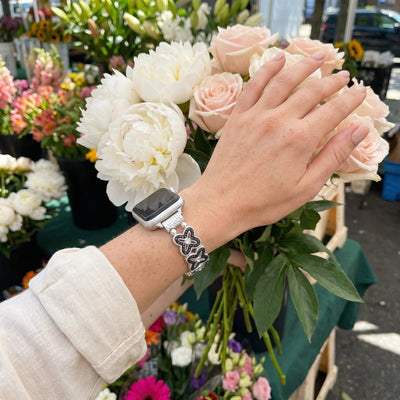 Apple Watch Armband mit durchbrochenem Blumenmuster, Strasssteinen und zweifarbiger Ausführung, Modell Harpie