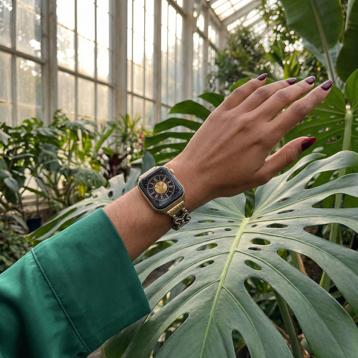 Apple Watch Armband mit durchbrochenem Blumenmuster, Strasssteinen und zweifarbiger Ausführung, Modell Harpie