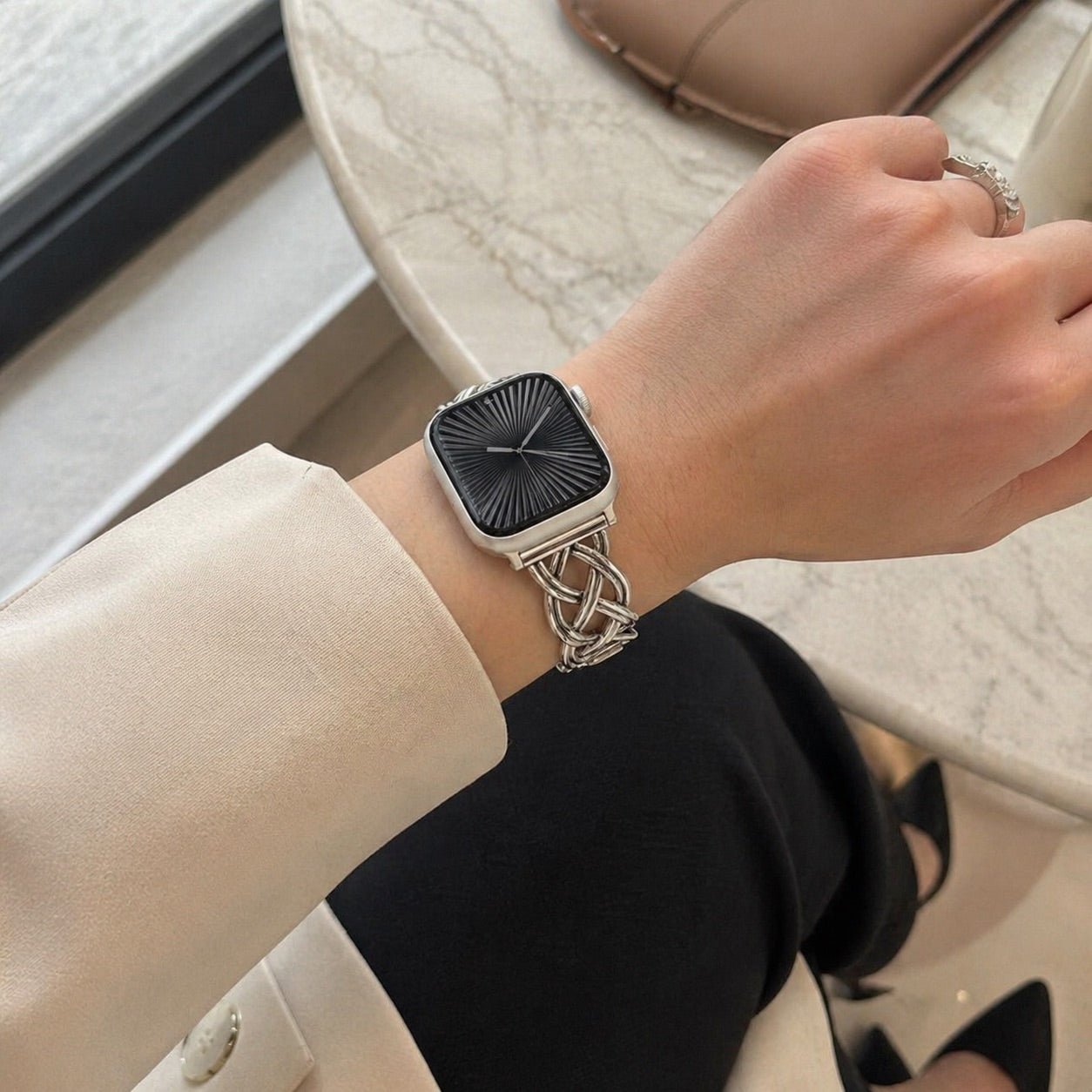 Apple Watch-armbånd til kvinder, flettet rem i metallegering, justerbar med kliklås, elegant finish, kompatibel med alle serier, model Kobane