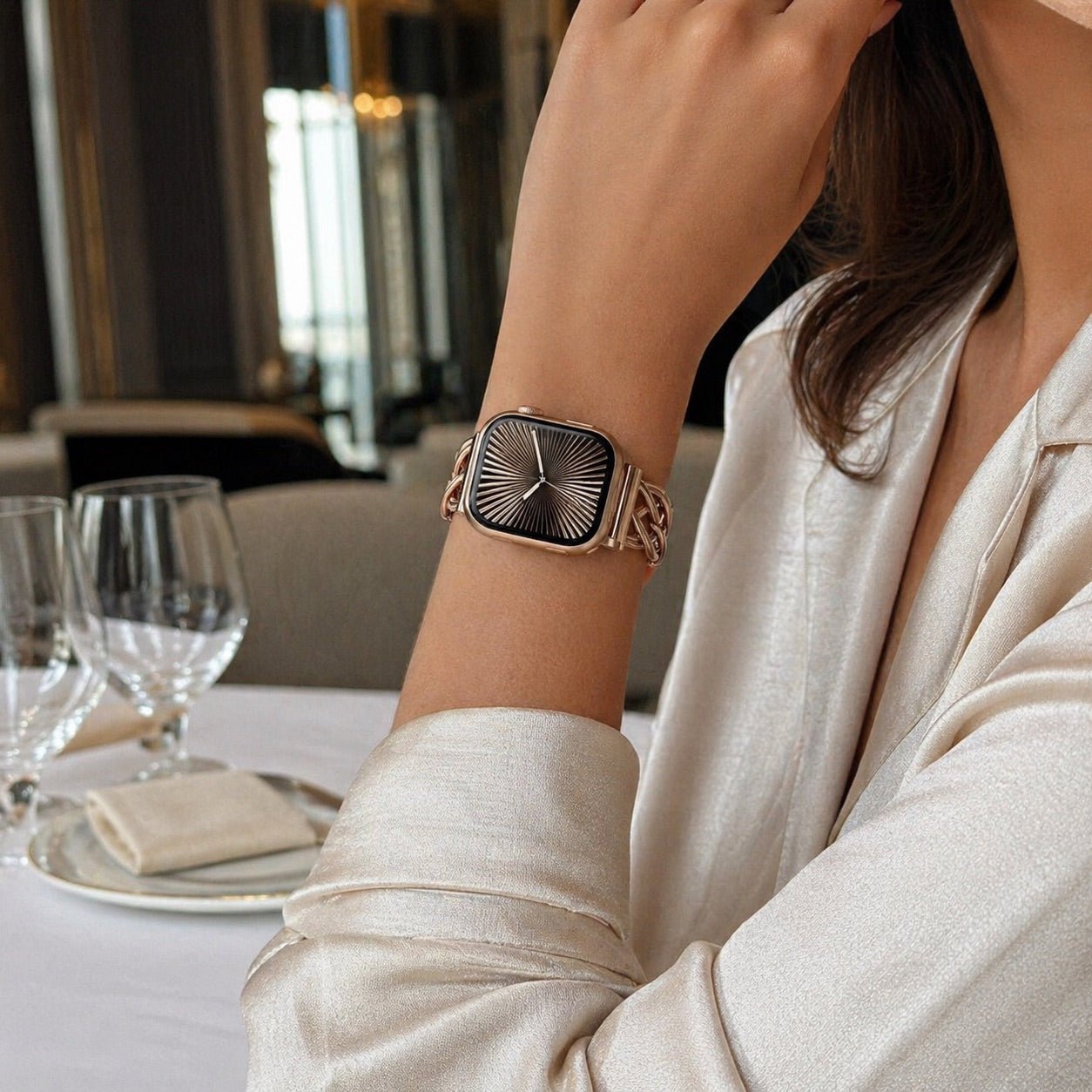 Apple Watch-armbånd til kvinder, flettet rem i metallegering, justerbar med kliklås, elegant finish, kompatibel med alle serier, model Kobane