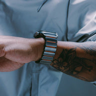 Bracelet Apple Watch en titane Grade 4 avec maillons métalliques polis et intercalaires noirs souples, design robuste et.