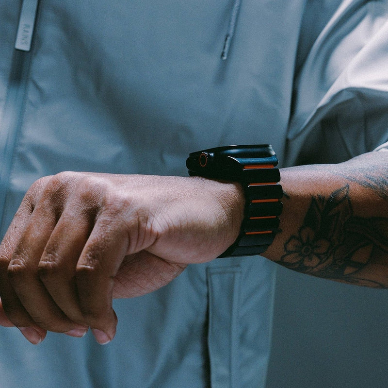 Bracelet Apple Watch Ultra en titane gris foncé avec maillons larges et fermoir robuste, style masculin et moderne.