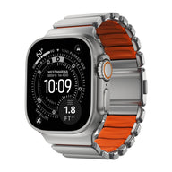 Bracelet Apple Watch en titane gris clair avec intérieur souple orange, design robuste et élégant pour Apple Watch Ultra.