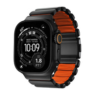 Bracelet Apple Watch Ultra en titane noir mat avec intérieur en FKM orange, design souple et robuste.