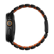 Bracelet Apple Watch Premium noir et orange en titane Grade 4 avec maillons souples et résistants.