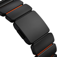 Bracelet Apple Watch Ultra en titane noir mat avec maillons larges et accents rouges discrets.
