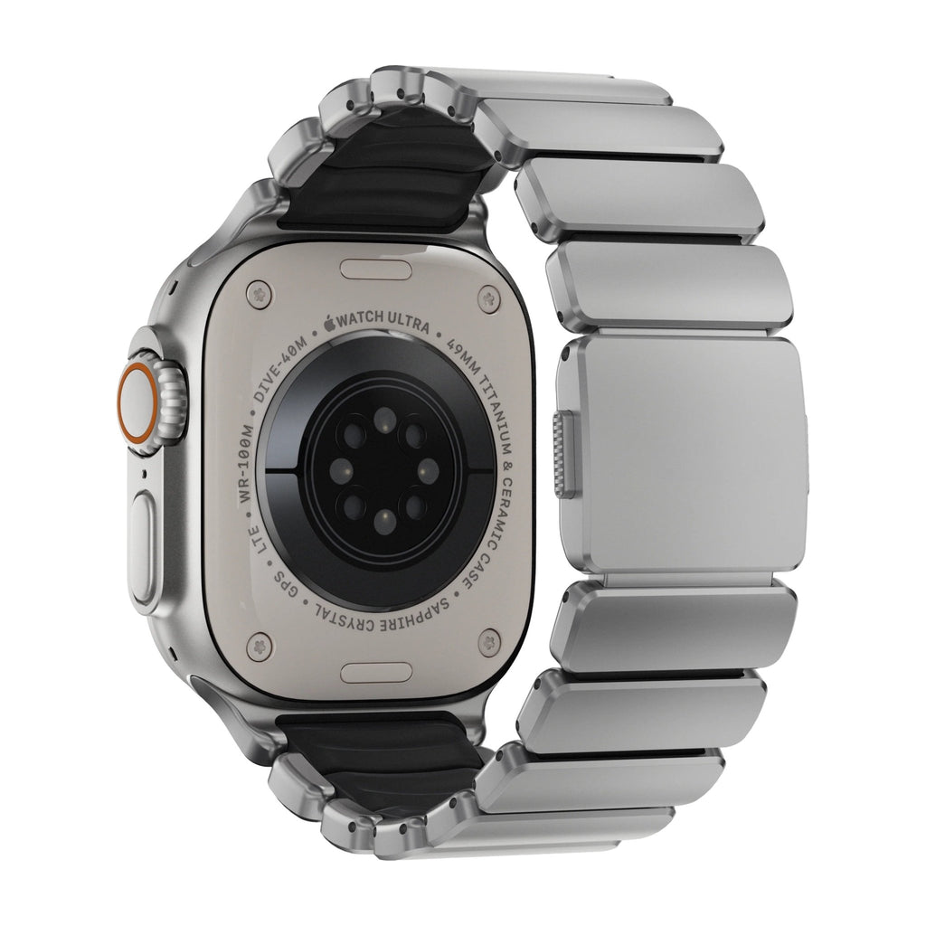 Bracelet Apple Watch Ultra en titane Grade 4 argent mat avec intérieur noir en FKM, maillons larges et design robuste.