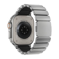 Bracelet Apple Watch Ultra en titane Grade 4 argent mat avec intérieur noir en FKM, maillons larges et design robuste.