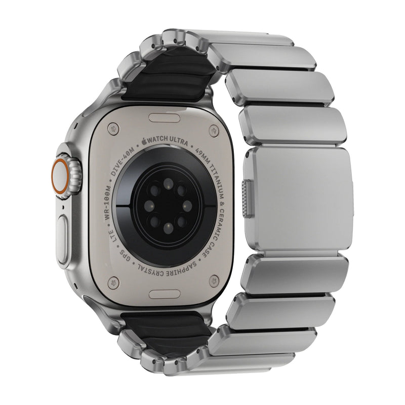 Bracelet Apple Watch Ultra en titane Grade 4 argent mat avec intérieur noir en FKM, maillons larges et design robuste.